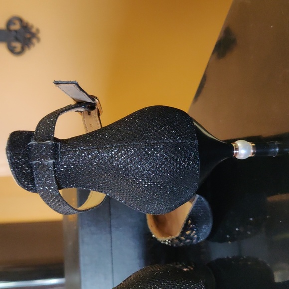 Ladies Shimmering Black 2.5" Heels With Pearl Accent  Size 7 - Picture 5 of 6